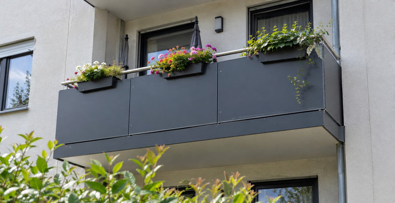 Balkon-Stirnseite verkleiden: So wird die Betonkante mit HPL wieder schön