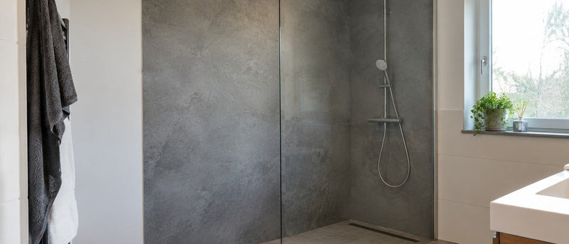 Bodengleiche Dusche mit fugenloser Duschrückwand aus Aluverbund in Steinoptik statt Fliesen – Deutsche Kunststoffbedachungen
