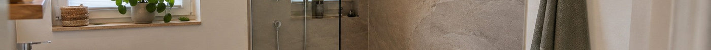 Duschrückwand: Welche Farbe passt? Weiß, Grau, Beige oder Steinoptik aus Aluverbund