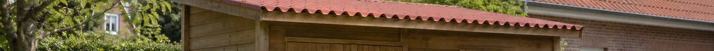 Gartenhaus mit Pultdach aus terracottaroten Wellplatten vor einem Klinkerhaus – Deutsche Kunststoffbedachungen