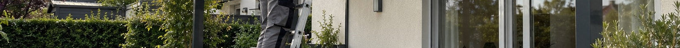 Handwerker prüft Stegplatten aus Polycarbonat am Terrassendach nach Hagel – Deutsche Kunststoffbedachungen