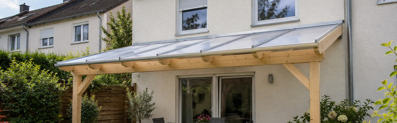 Holz-Terrassendach mit opalen Stegplatten auf Alu-Profilen an einem Reihenhaus – Deutsche Kunststoffbedachungen