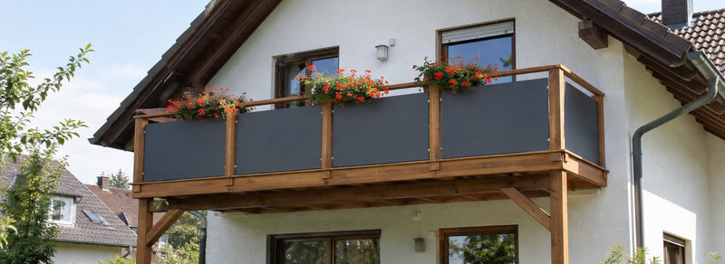 Holzbalkon mit Brüstung aus anthrazitfarbenen HPL-Platten an einem Einfamilienhaus – Deutsche Kunststoffbedachungen