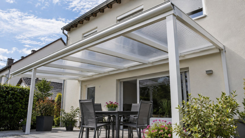 Terrassendach mit klaren Polycarbonat-Stegplatten auf weißer Alu-Konstruktion am Reihenhaus – Deutsche Kunststoffbedachungen