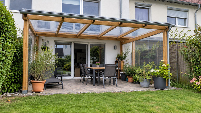 Terrassendach aus Holz mit klaren Polycarbonat-Stegplatten und Windschutz an einem Reihenhaus – Deutsche Kunststoffbedachungen