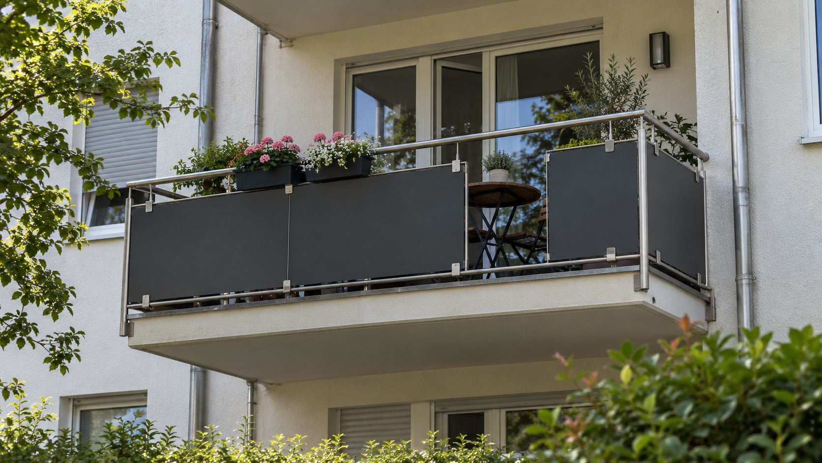 Balkonverkleidung ohne Bohren mit anthrazitfarbenen HPL-Platten und Edelstahlklemmen am Geländer – Deutsche Kunststoffbedachungen