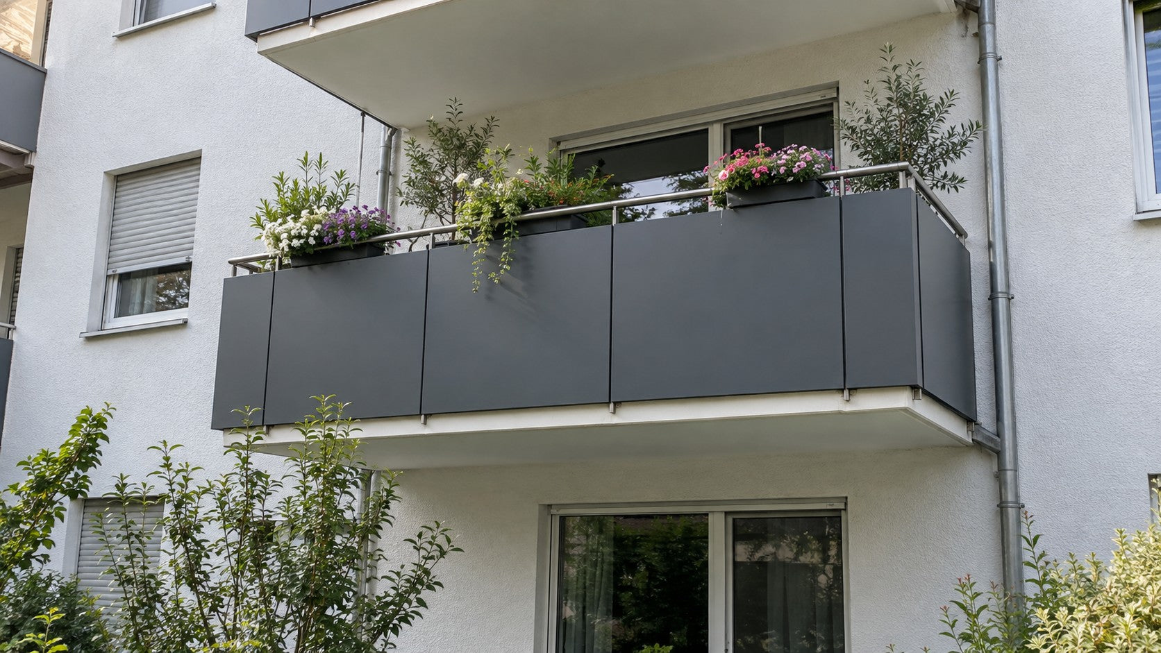 Balkongeländer modernisieren: Verkleiden statt austauschen?