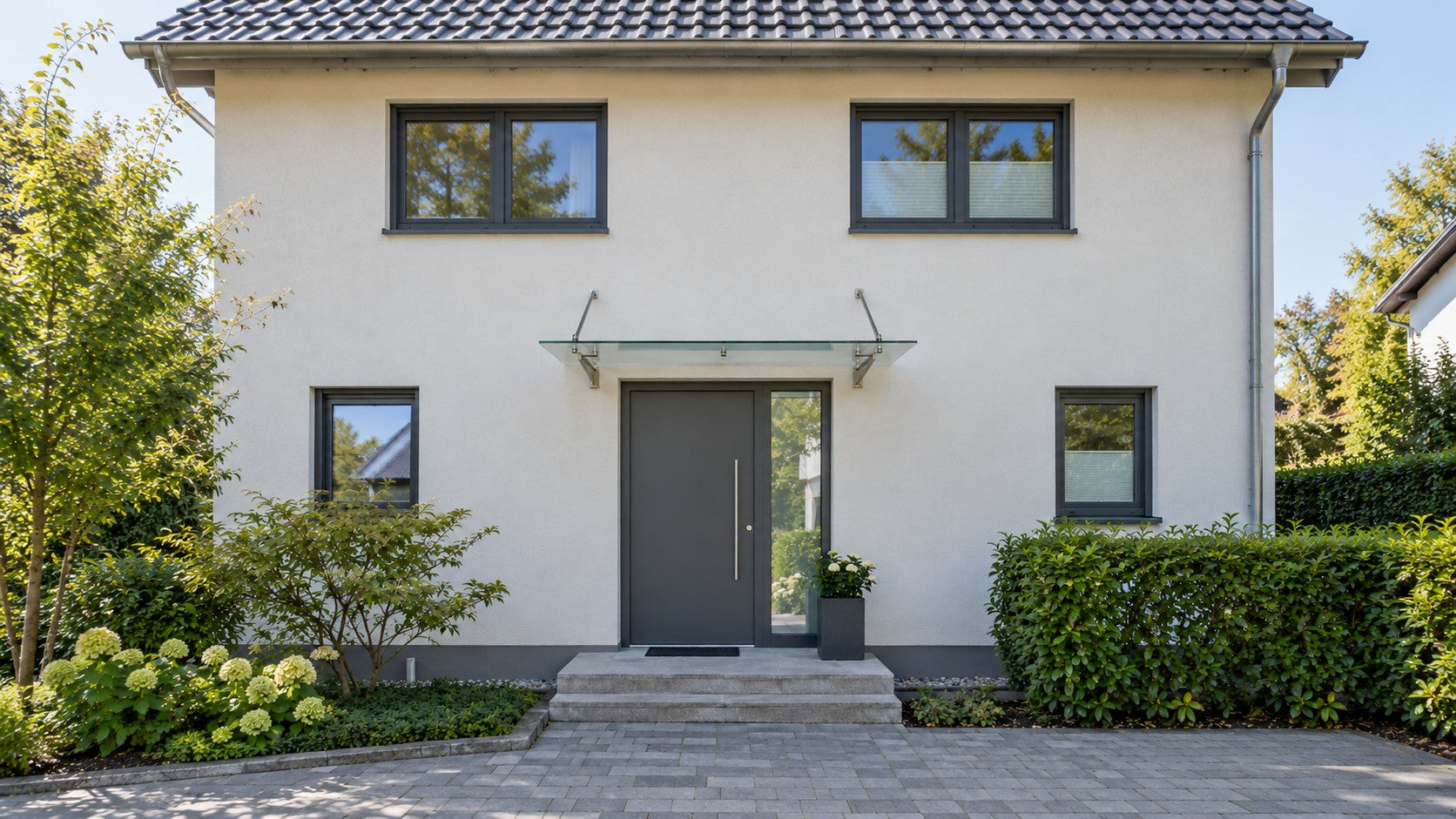 Großes Vordach aus Acrylglas über Haustür mit Seitenfenster an einem Einfamilienhaus – Deutsche Kunststoffbedachungen