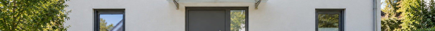 Großes Vordach aus Acrylglas über Haustür mit Seitenfenster an einem Einfamilienhaus – Deutsche Kunststoffbedachungen
