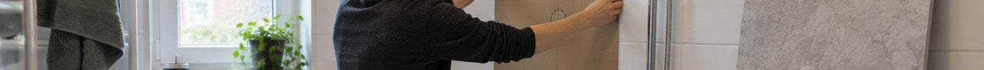 Duschrückwand aus Aluverbund ausmessen: Maße, Aussparungen und Fugen