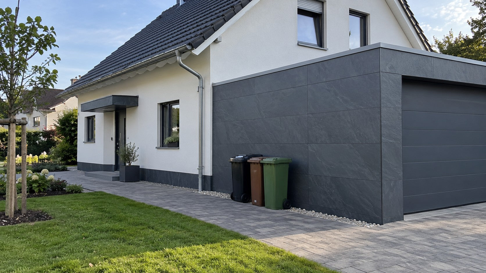Hauswand außen verkleidet: Garagenwand und Sockel mit Aluverbundplatten in Schieferoptik – Deutsche Kunststoffbedachungen