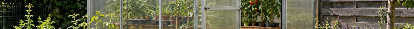 Klar eingedecktes Gewächshaus mit Doppelstegplatten aus Polycarbonat im Hausgarten – Deutsche Kunststoffbedachungen