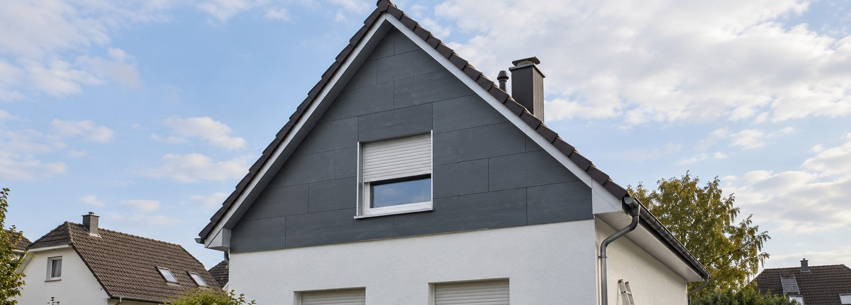 Giebel eines Einfamilienhauses mit Alu-Fassadenplatten aus Aluverbund in Schieferoptik – Deutsche Kunststoffbedachungen