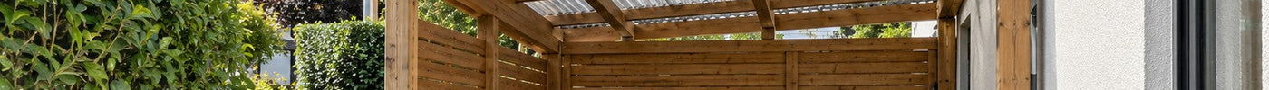 Kunststoffdach mit klaren Wellplatten aus Polycarbonat auf einem Holz-Carport am Einfamilienhaus – Deutsche Kunststoffbedachungen