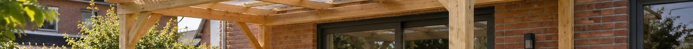 Holzpergola an einem Klinkerhaus, mit klaren Wellplatten überdacht, darunter eine Sitzgruppe auf der Terrasse – Deutsche Kunststoffbedachungen