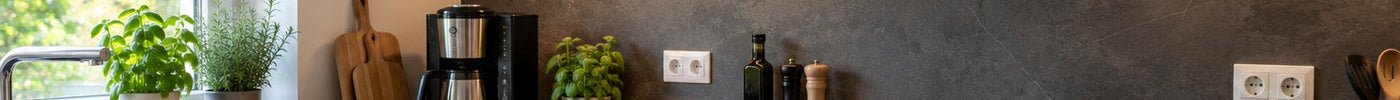 Küchenrückwand aus Aluverbund in Schieferoptik in einer weißen Einbauküche – Deutsche Kunststoffbedachungen