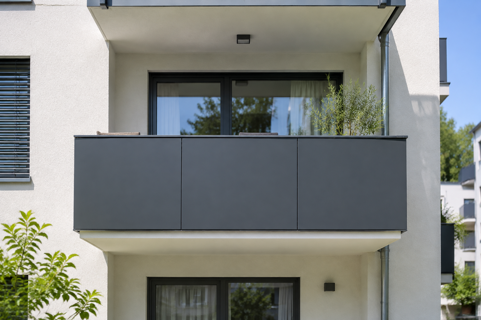 Balkonverkleidung mit Aluverbundplatten: Vorteile, Dekore, Kosten und Montage am Geländer