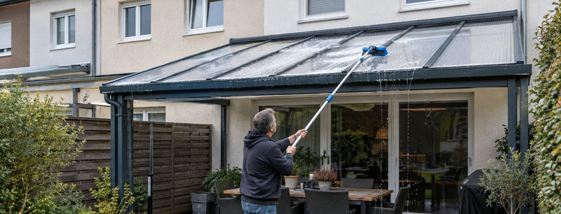 Stegplatten reinigen: So bleibt Ihr Terrassendach klar – auch in den Kammern