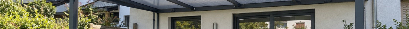 Terrassendach mit klaren 16 mm Stegplatten aus Polycarbonat an einem Reihenhaus – Deutsche Kunststoffbedachungen