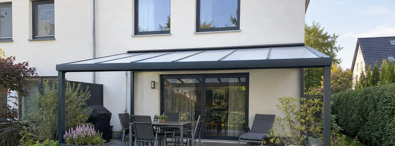 Terrassenüberdachung mit Polycarbonat als Bausatz: Worauf Sie beim Kauf achten sollten