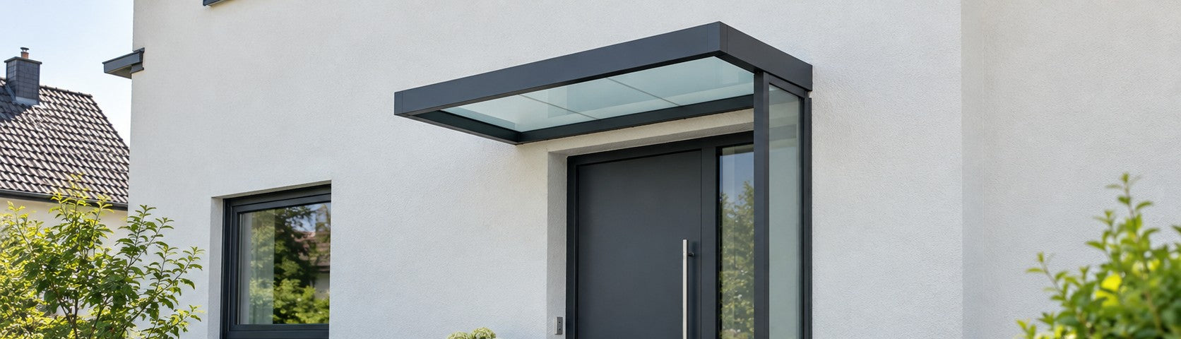 Rechteckiges Vordach in Anthrazit mit Seitenteil über der Haustür eines Einfamilienhauses – Deutsche Kunststoffbedachungen